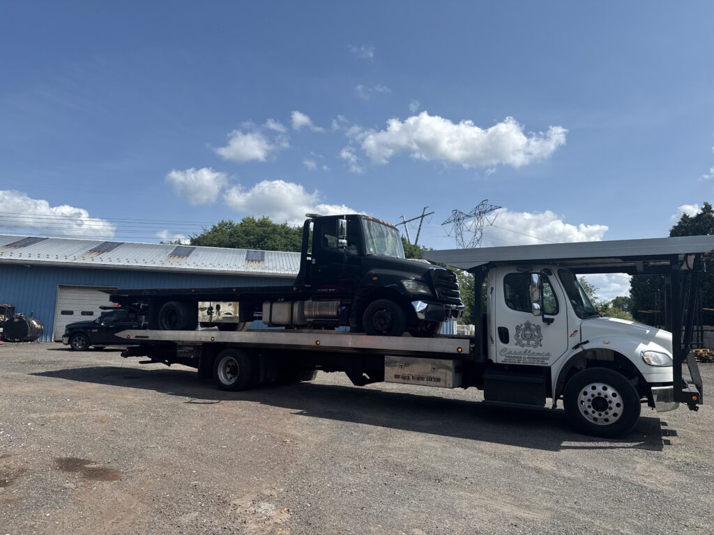 Casablanca Towing recovery truck on scene